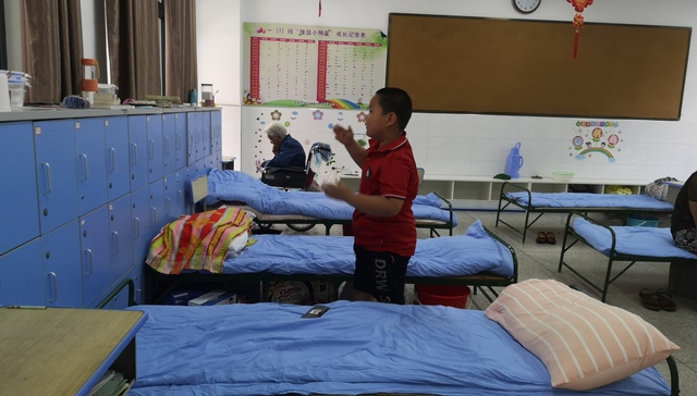 【现场】武汉汛情唯一启用安置点：长江水位居高不退，灾民归期未定