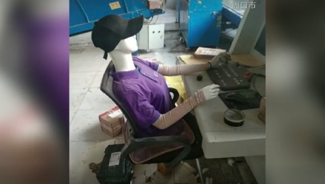 中通快递一网点用假人充当安检员？荒诞背后暴露行业痛点