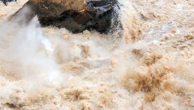 安徽庐江石大圩今早决堤，抢险部队多台挖掘机被冲走