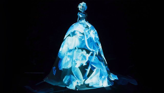 是日美好事物｜Valentino在变幻光影中发布高级定制，带有梦幻色彩的浮游镂空灯具