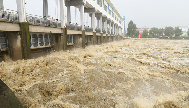 “千里淮河第一闸”王家坝今日闭闸，暂停向蓄洪区进洪
