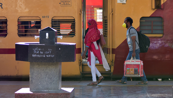 印度铁路终于支持扫码乘车了，但还要人工检票