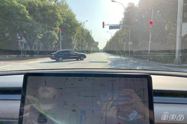 特斯拉挑战北京雨天：被五个红绿灯整傻眼了？