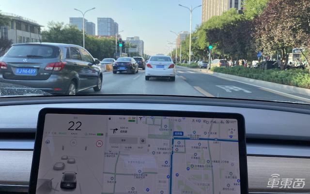 特斯拉挑战北京雨天：被五个红绿灯整傻眼了？