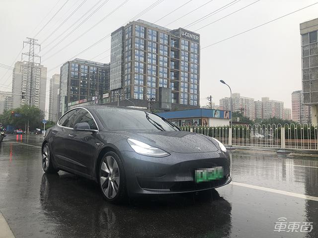特斯拉挑战北京雨天：被五个红绿灯整傻眼了？