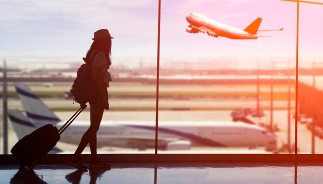 旅游时因疫情滞留的额外开支该谁承担？最高法等三部门发文明确