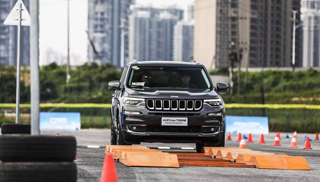 菲亚特克莱斯勒发布今年第二季度业绩：净亏损10亿欧元，全球销量下降63%