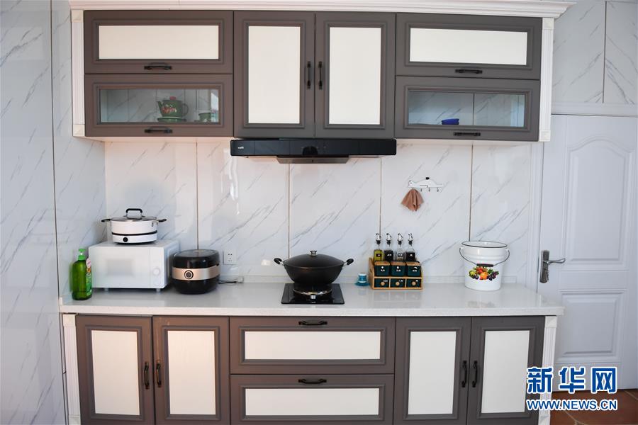 （走向我们的小康生活·图文互动）（7）草原有了网，手机能放羊——看呼伦贝尔大草原牧民生活变了样 