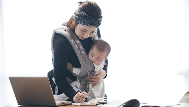 “顾学”背后的全职妈妈迷思：女性既独立自主又辛勤顾家是否可能？