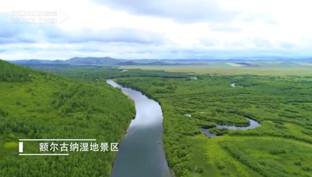 航拍“亚洲第一湿地”，曲水环抱草甸，岸边灌木丛生，带你领略额尔古纳的美！