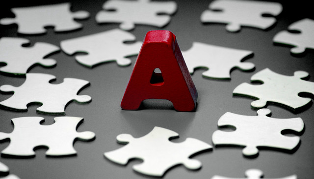 A股三大指数全线下跌，沪指一度失守3300大关，银行股却逆市上涨