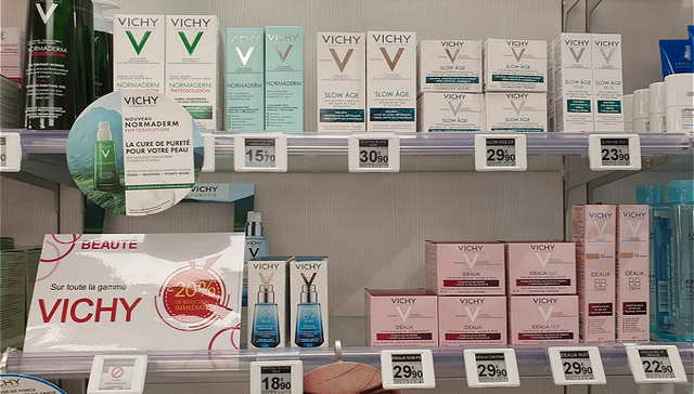 这一代年轻人不习惯在药店买护肤品，但薇姿还是回来了