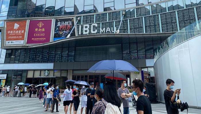 盒马深圳门店3名员工确诊后，附近居民排队5小时等待核酸检测