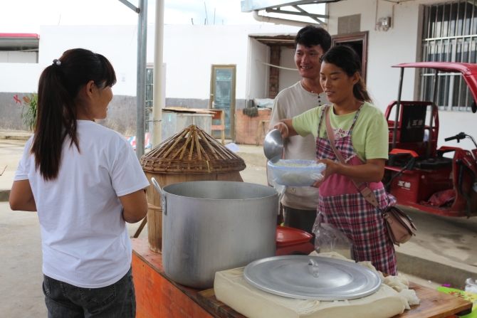 八寨镇木斗林村搬迁来的刘云彪户做起了摆摊生意