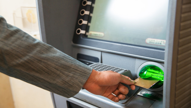 你有多久没取过现金？ATM机厂商普遍巨亏，卖设备不如炒股