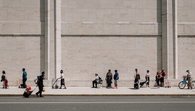 当种族或性别对立的叙事掩盖了经济不平等的真正原因