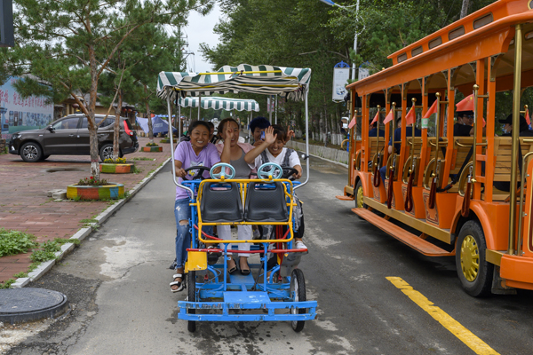 2020年8月，内蒙古兴安盟义勒力特嘎查，骑着观光自行车的游客。 本文图片 均为澎湃新闻记者 孙湛 图