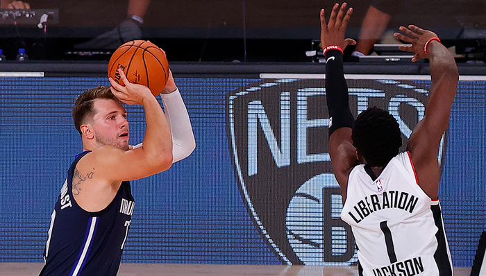 东契奇绝杀带走胜利，21岁首次季后赛已比肩传奇