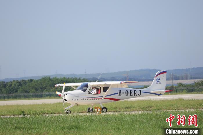 “领雁”AG50轻型运动飞机在湖北荆门成功首飞