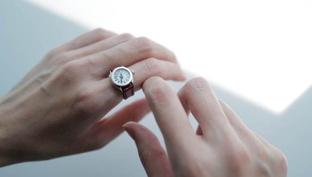 是日美好事物｜兼具装饰性与实用性的手表戒指，Dior早春系列展现意大利普利亚文化民风