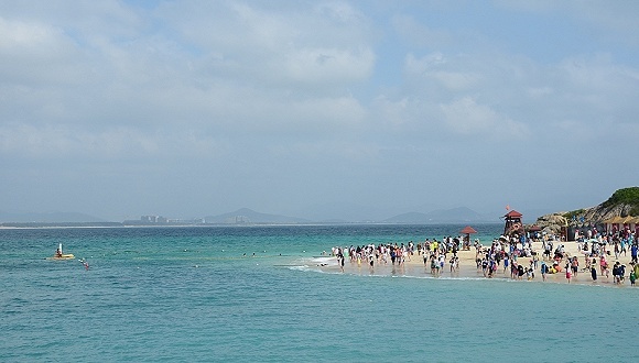 复星旅文上半年大亏损近9亿元，海外业务营收腰斩