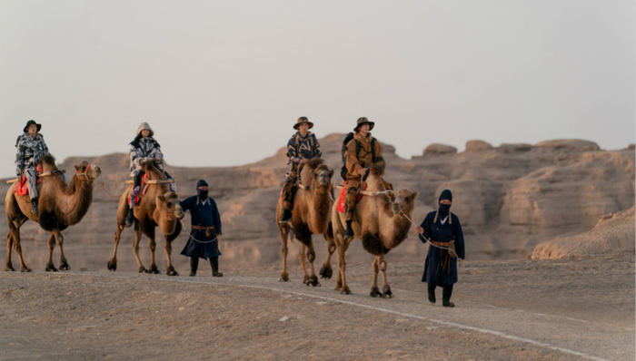 敦煌系列上新在沙漠走秀，李宁目标再造“国潮爆款”