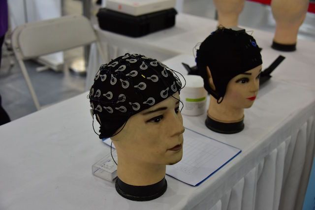 马斯克展示脑机接口：硬币大小芯片植入猪脑，实时读取猪脑信息