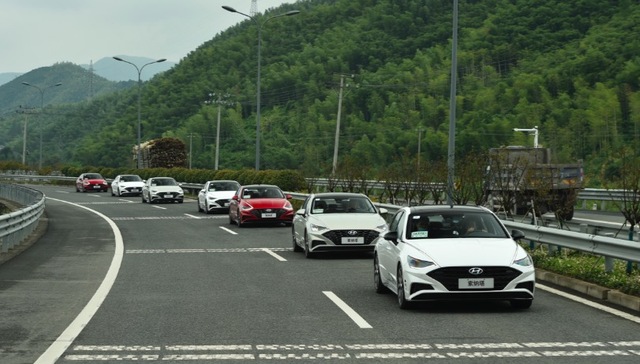 极具冲击的外观、时下流行的科技，全新平台下诞生的第十代索纳塔更对年轻人胃口｜试驾