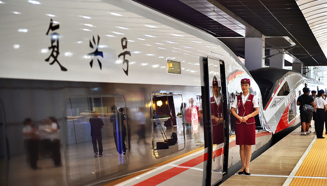 十一假期火车票今日起开抢，双节叠加出行热度有望超去年