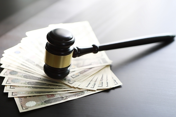 银保监会对广发银行等5家金融机构开出3.2亿罚单，输血房市、影子银行等违规行为遭重拳