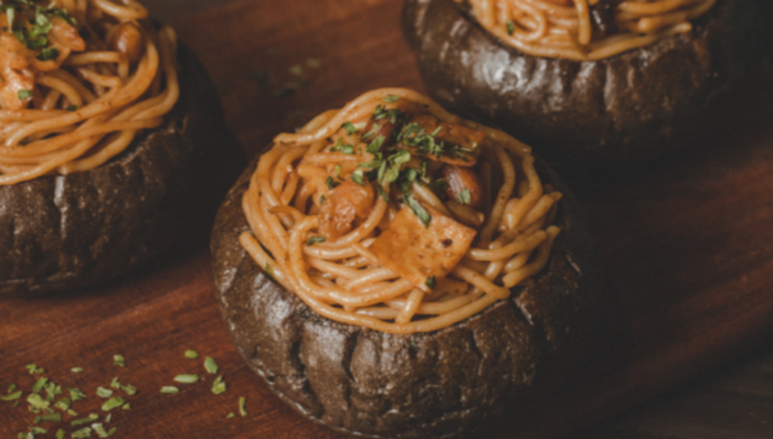 奈雪推出螺蛳粉味软欧包，猎奇与限定还是吸睛好招