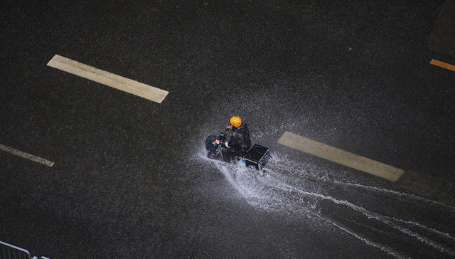 【图集】风雨中的外卖骑手