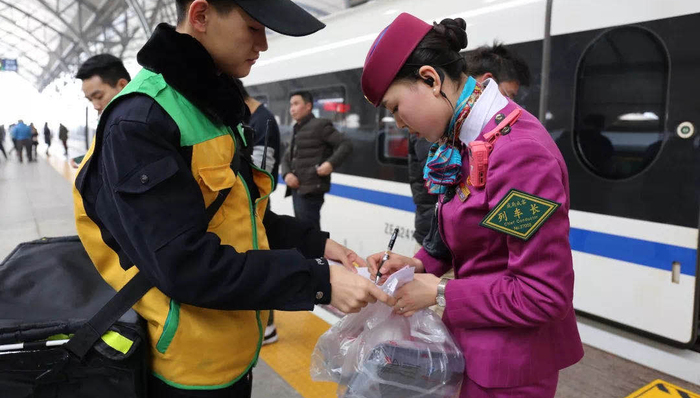 快看 | 坐普速火车也可点“外卖”了