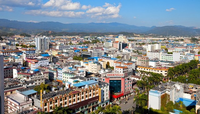 云南瑞丽：抵边村寨实行24小时封闭管理，暂停珠宝翡翠交易活动