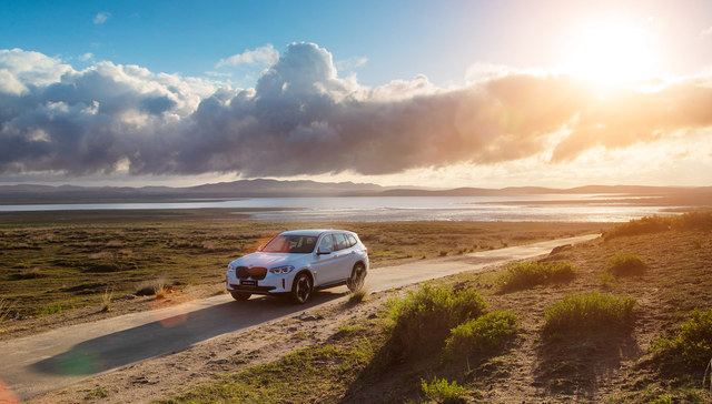 把宝马百年历史上第一款电动车“拆开”了看，你能看到什么？| 技师长