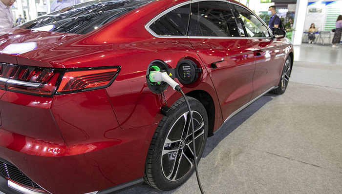 电动车行业即将进入成长期，国内车企是否应跟随特斯拉路线？