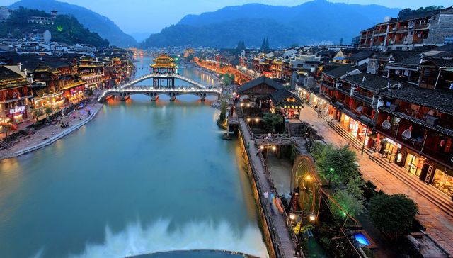 无人机喊话、金甲武士巡游......十一景区管理出新招儿