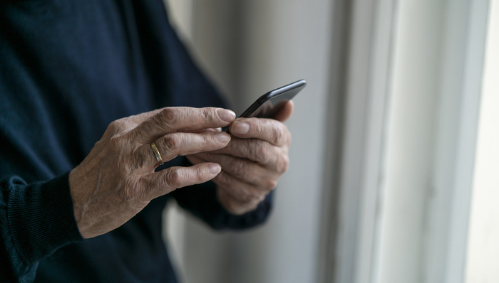 被扫码支配的中老年人，没有「不会」的权利？