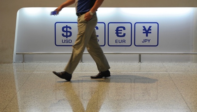 黄金周内需加速释放，节后首日人民币对美元涨超千点