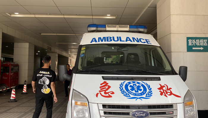 男子在医院门口被撞飞却得不到及时救治，存在责任推诿吗？