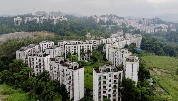 【深度】住在广州最大烂尾楼盘里：22年重建无果，业主黑发渐白