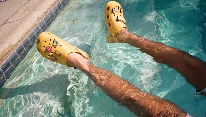 【是日美好事物】Dior秋冬限定马鞍包毛绒软糯，“Bieber的笑脸”爬上洞洞鞋