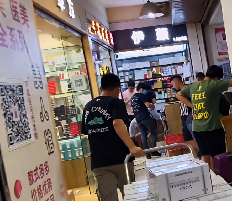 华强北的美妆生意：价格不及专柜三分之一，靠微商代购年入过亿
