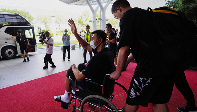 易建联缺席CBA开局，远离赛场难避商业价值受损