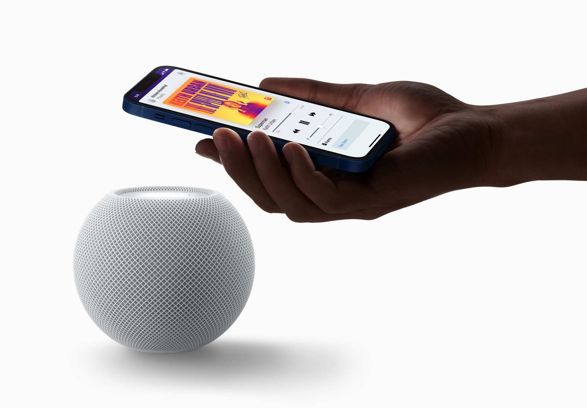 Apple_homepod-mini-white-iphone-pairing_10132020_big.jpg.large_2x.jpg