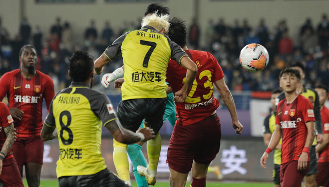 天津泰达爆冷、恒大逆转，但中超又现争议判罚