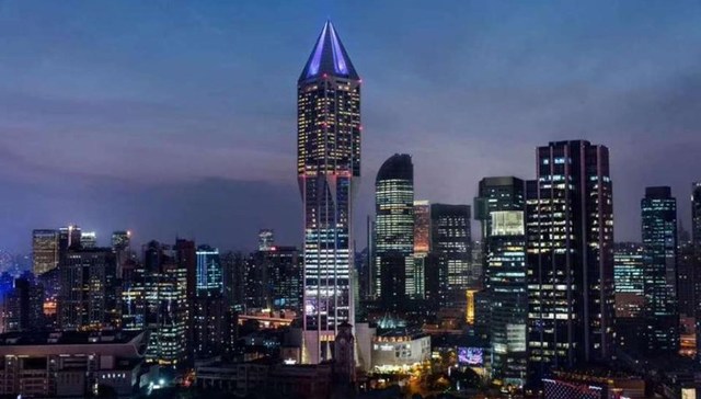 5万人围观却无人出价，上海明天广场流拍后再降5亿