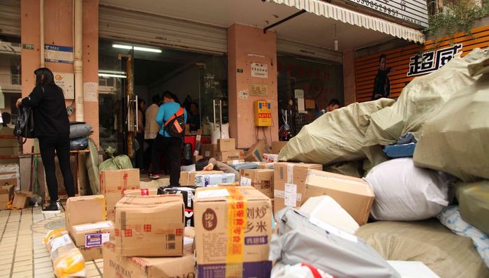 【特写】“双11”万元月薪也不香了，付了尾款的货还在等快递员就位