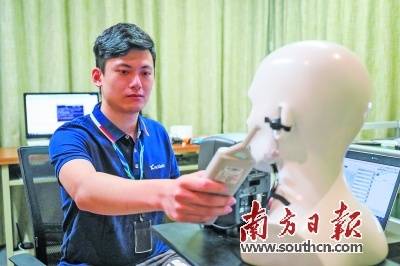 珠海一家芯片研发公司的科研人员测试蓝牙耳机芯片。钱文攀 摄