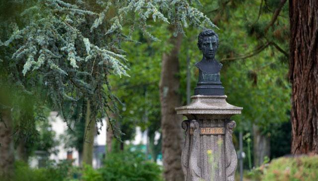 “通灵人”兰波：在银光闪闪的瀑顶上我认出了女神 | 一诗一会